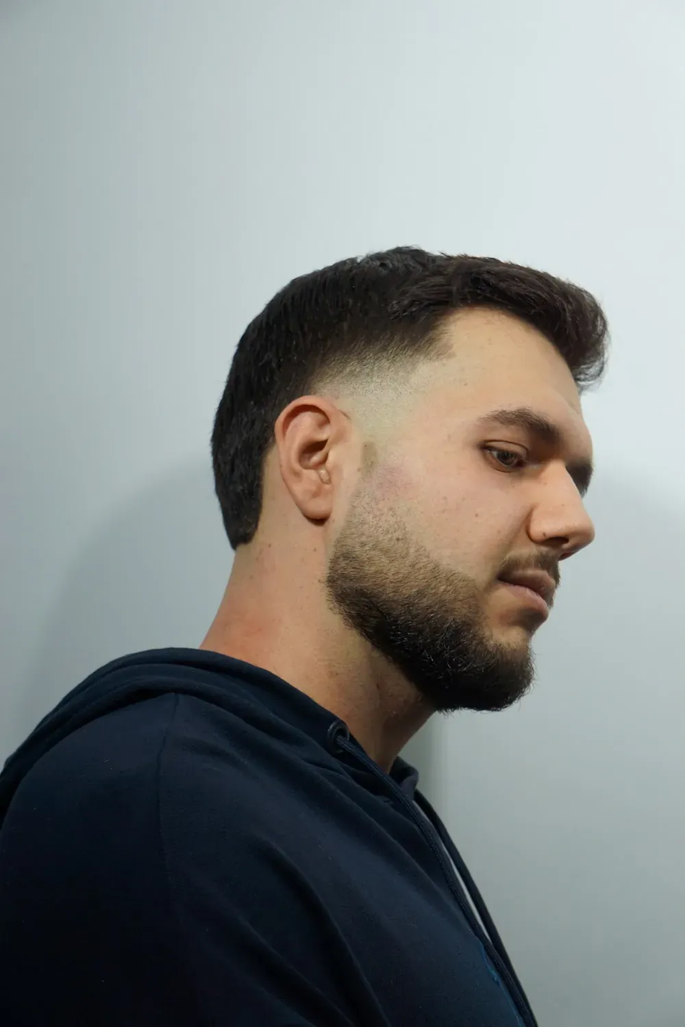 Kurzer Fade mit gepflegtem Vollbart, im Profil aufgenommen — Maison Barbier, Dielsdorf